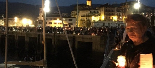 Esperando a los barcos en la procesión del Día de la Galerna