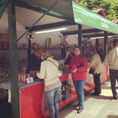 Puesto de Serrats en la Arrain Azoka de Bermeo