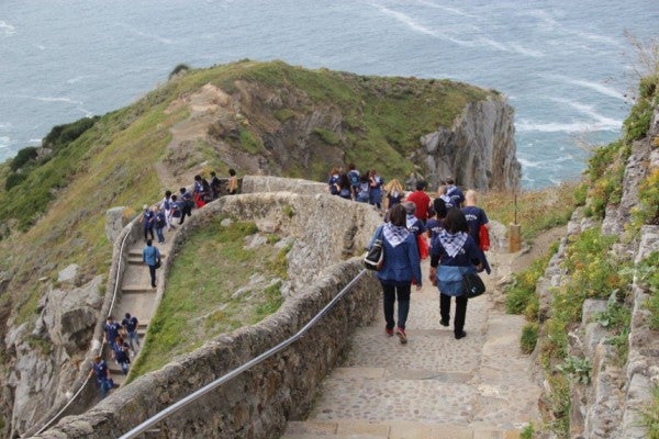 Bajando de Gaztelugatxe