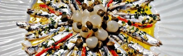 Boquerones con cebollitas y alcaparras