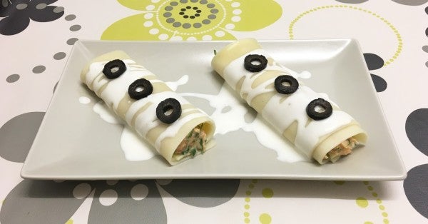 Canelones fríos de bonito y crema de queso con piquillos