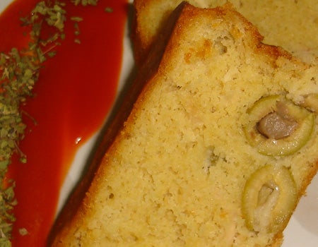 Un toque de tomate para este cake de Bonito del Norte con aceitunas