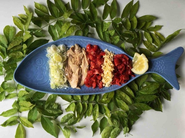 Ensalada de ventresca con pimientos de piquillo y tomates