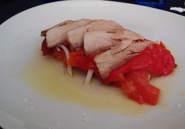 Ensalada de ventresca con tomate de Barbastro y pimientos del piquillo