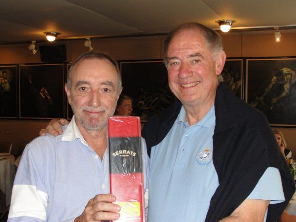 Participaentes con su caja de conservas Serrats