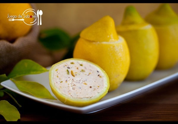 Limones rellenos con paté de atún y pistachos