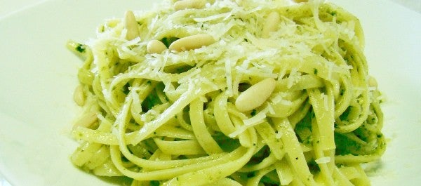 Linguine al pesto con anchoas