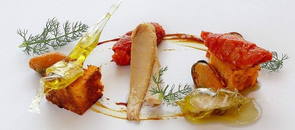 Lomos de bonito del norte con aceite de oliva “Serrats”, pan de tomate y reducción de chipirón
