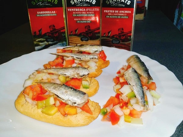 Pan tostado con picadillo y sardinillas