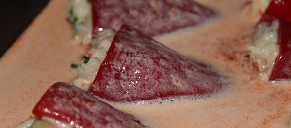 Pimeintos rellenos con bonito y langostinos