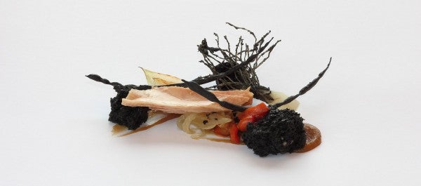 Ventresca de bonito del norte en aceite de oliva “Serrats”, brioche de aceituna negra y verduras a la llama