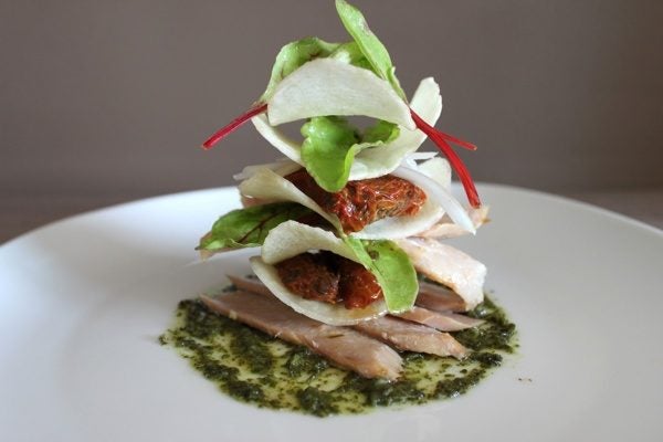 Milhojas de chips de patata con ventresca de bonito y tomate seco