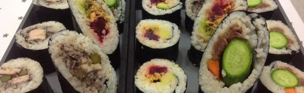 Canapés navideños: surtido de sushi de bonito, anchoas y mejillón