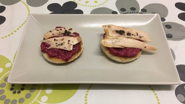 Tosta de ventresca de bonito trufada con mayonesa de remolacha