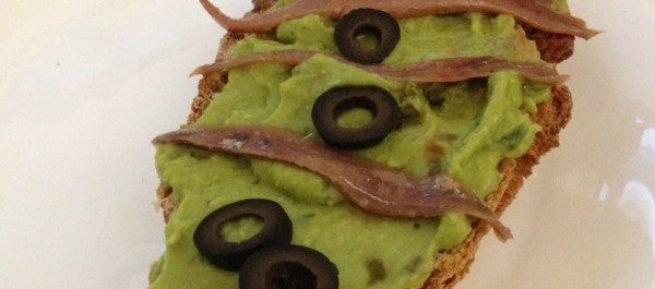 Tosta de guacamole con anchoas y aceitunas negras