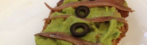 Tosta de guacamole con anchoas y aceituna negra