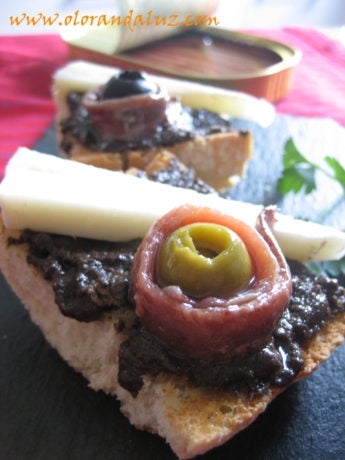 Canapé navideño: Tosta de pate de aceitunas negras con queso y anchoas