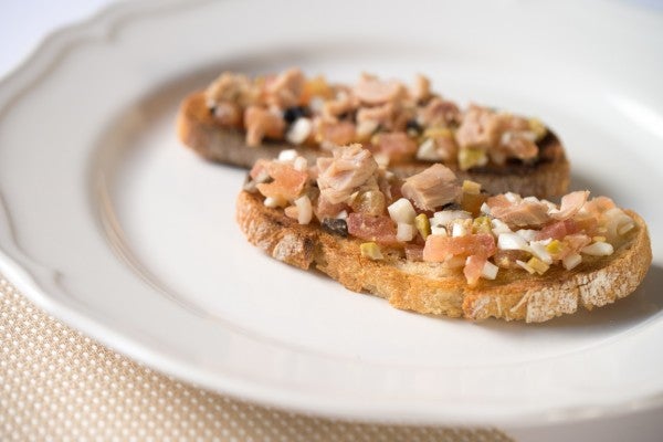 Tosta de tartar de tomate y bonito del norte
