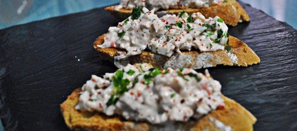 Tostas de ventresca de bonito con alioli y ajo negro