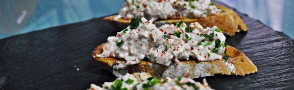 Tostas de ventresca de bonito con alioli y ajo negro