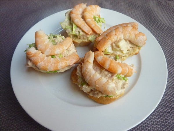 Tostas de langostino y bonito