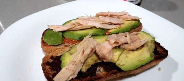Tostas de ventresca y aguacate