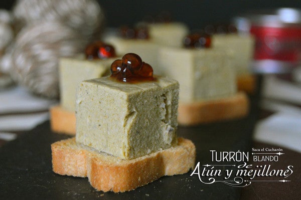 Canapé navideño: turrón blando de atún y mejillones