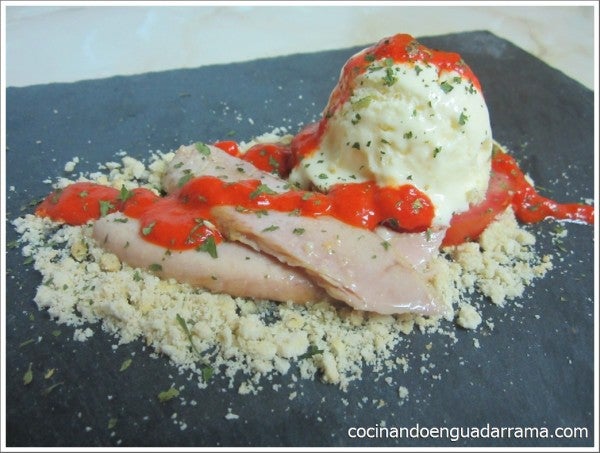 Ventresca con tomate, salsa de piquillo y helado de queso sobre crujiente de galleta salada