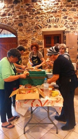 Voluntarios de Zaporeak, preparando comidas