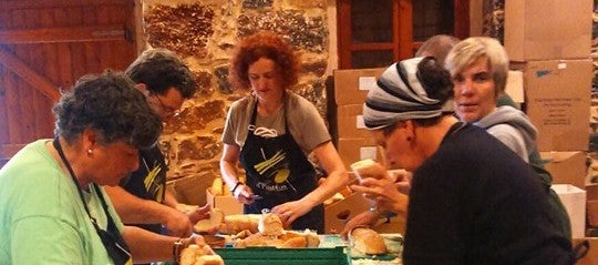 Voluntarios de Zaporeak, preparando Comidas